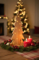 Preview: Detailansicht des 48 cm hohen Tannenbaums aus Kiefernholz mit integrierter LED-Beleuchtung – stimmungsvolle Weihnachtsdeko
