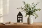 Preview: Minimalistisches Holzhaus Dekofigur schwarz mit Fensterdesign auf Holzsockel – stilvolle Dekoration entdecken