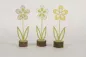 Preview: Fröhliche Frühlingsblume aus Metall auf Holzstamm 26 cm – stilvolle Tischdeko & Geschenkidee. Jetzt online kaufen!