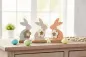 Preview: Lackierter Osterhase aus Holz auf Eichensockel in attraktiven Farben