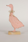 Preview: Ente aus Metall auf Holzsockel in Rosa – stilvolle Frühlingsdeko für Ihr Zuhause.