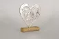 Preview: Romantischer Aufsteller: Vogel im Herz aus Metall auf Mangoholz-Sockel – perfekte Geschenkidee.