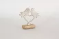 Preview: Romantischer Aufsteller: Vogel auf Herz aus Metall auf Mangoholz-Sockel – perfekte Geschenkidee.