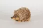 Preview: Igel aus Ton und Kunstfell liegend – kuschelige, verspielte Herbstdeko; gleich kaufen