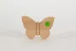 Preview: Schmetterling aus Buchenholz in Grün mit Blumen-Gravur – stilvolle Frühlingsdeko für Ihr Zuhause.