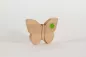 Preview: Holzschmetterling in Weiß mit filigraner Blumen-Gravur – ideale Tischdeko für Frühling & Ostern.