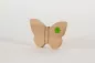 Preview: Dekorativer Schmetterling aus Buchenholz mit Blumen-Gravur – perfekte Geschenkidee für Frühlingsfreunde.
