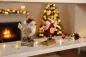 Preview: Weihnachtsvogel auf Baumstamm in rot – charmante Dekofigur aus Holz
