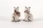 Preview: Zwei Katzenfiguren aus Ton in Grau und Braun – stilvolle Deko für Ihr Zuhause.