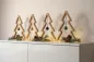 Preview: Tannenbaum aus Eichenholz mit Weihnachtskugel – elegante Weihnachtsdeko für festliche Atmosphäre