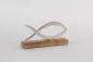 Preview: Minimalistischer Metallfisch auf Holzsockel – symbolische Dekoration für religiöse Feiern