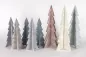 Preview: Shabby Chic Tannenbaum aus Holz – 25 cm hohe Dekoration in Rot für festliche Atmosphäre