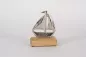 Preview: Maritimes Segelboot aus Metall auf Holzsockel – dekoratives Wohnaccessoire im maritimen Stil