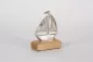 Preview: Maritimes Segelboot aus Metall auf Holzsockel – dekoratives Wohnaccessoire im maritimen Stil