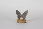 Preview: Filigraner Schmetterling aus Metall auf Holzsockel – stilvolle Frühlingsdeko für Ihr Zuhause.