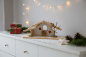 Preview: Krippenhaus aus Kiefernholz – 38 cm große Weihnachtskrippe, handgefertigt, festliche Dekoration für Ihr Zuhause