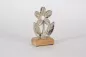 Preview: Moderne Metallblume auf stabilem Holzsockel – ideale Geschenkidee für Frühlingsfreunde.