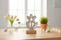 Preview: Silberne Metallblume auf Holzsockel – stilvolle Frühlingsdeko für Ihr Zuhause.