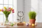 Preview: Silberne Metall-Tulpe auf Holzsockel – elegante Frühlingsdeko.