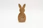 Preview: kleiner Hase aus Mangoholz mit Juteblume rustikale Osterdeko jetzt kaufen