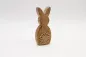 Preview: Mangoholz Hase mit Blume natürliche Frühlingsdeko für Fensterbank Regal