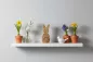 Preview: kleiner Hase aus Mangoholz mit Juteblume rustikale Osterdeko jetzt kaufen
