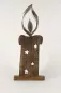 Preview: Kerze aus braunem Mangoholz mit Metallflamme – rustikale Weihnachtsdekoration