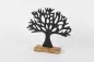 Preview: Moderne Dekofigur: Schwarzer Metallbaum auf Holzsockel – ideale Geschenkidee für Frühlingsfreunde.