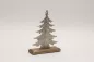Preview: Modern gestalteter Tannenbaum aus silbernem Metall – stilvolle Dekoration für Ihr Zuhause