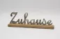 Preview: Stilvoller Schriftzug Zuhause aus Metall Silber auf Sideboard