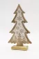 Preview: Tannenbaum aus Mangoholz mit Schneeflocken – dekorative Weihnachtsdeko für Zuhause