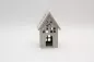 Preview: Minimalistisches Holzhaus in Grau – ideales Geschenk für Deko-Fans.
