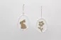 Preview: Minimalistischer Osterei-Anhänger aus Holz mit weißem Garn umwickelt und einer Osterhasen-Silhouette in der Mitte