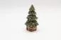 Preview: Weihnachtsbaum Figur aus Polyresin mit goldenen Details – stilvolle Deko kaufen