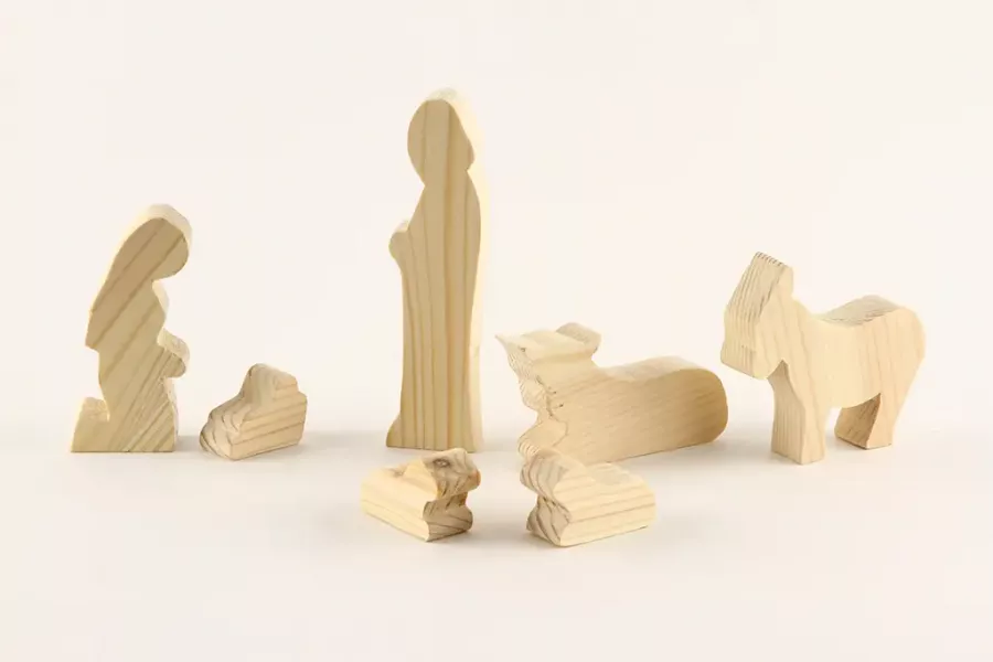 Preview: Moderne Holzkrippenfiguren aus Kiefer – Maria, Josef, Jesuskind, Esel, Ochse, Schafe – jetzt sichern