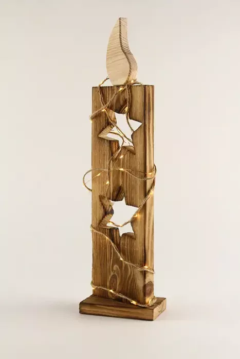 Preview: Detailansicht der handgefertigten LED Holzkerze – rustikales Design mit moderner LED-Technologie
