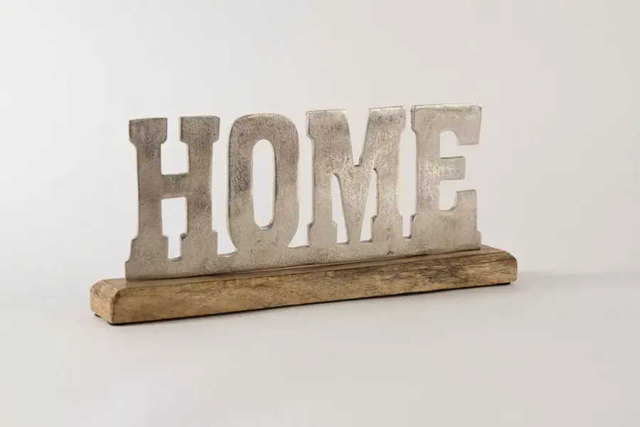 Preview: Deko Buchstaben HOME auf Regal oder Kommode