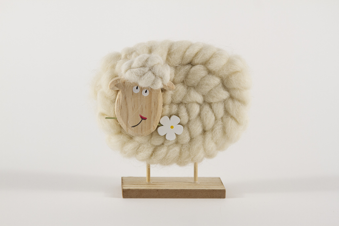 Schaf aus Holz und Wolle in weiss