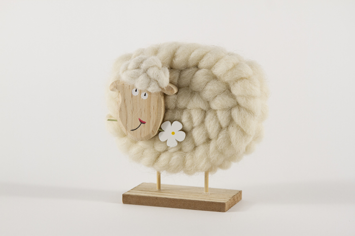 Schaf aus Holz und Wolle in weiss