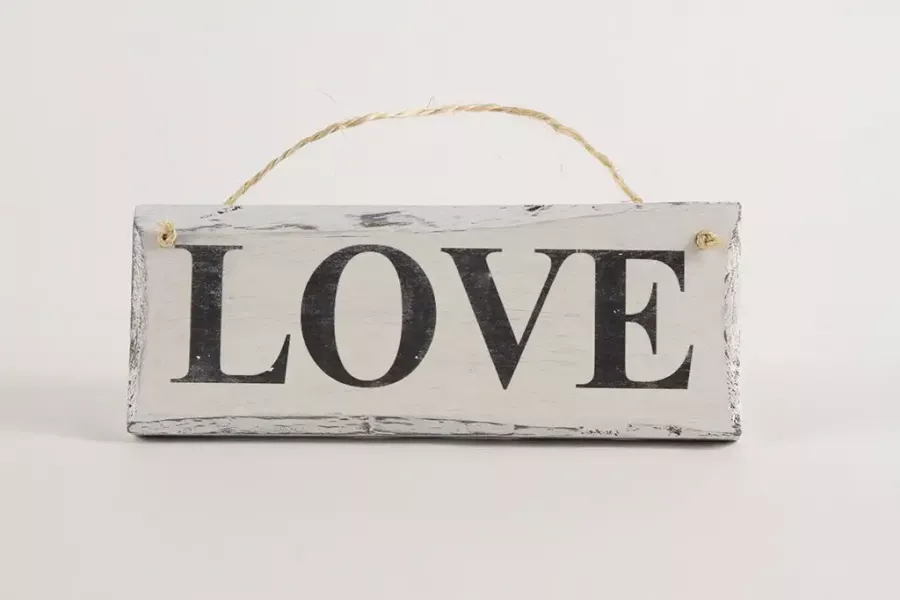 Preview: Deko-Schild „Love“ aus Holz – rustikale Vintage Wanddekoration mit liebevollem Schriftzug