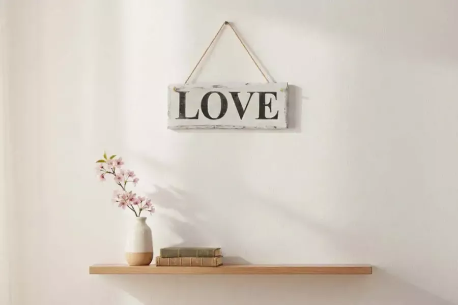 Deko-Schild „Love“ aus Holz – rustikale Vintage Wanddekoration mit liebevollem Schriftzug