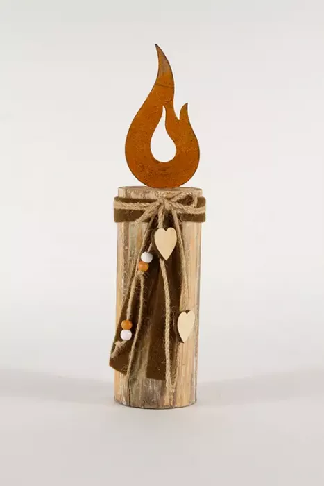 Kerze aus Holzpfahl mit Flamme aus Rost für Gartendeko