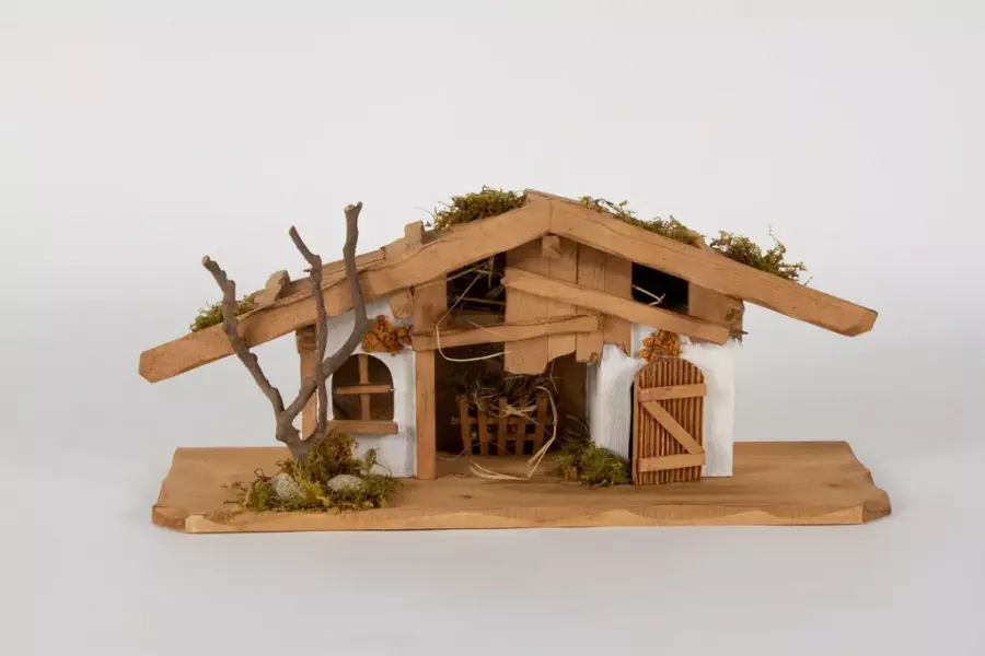 Preview: Krippenhaus aus Kiefernholz – detailreicher Weihnachtsstall als Tischdeko, jetzt kaufen