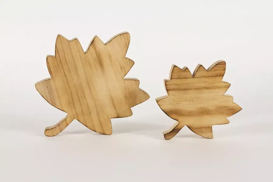 Preview: Geflammtes Ahornblatt aus Holz – rustikale Herbstdeko für Tisch oder Regal; gleich entdecken