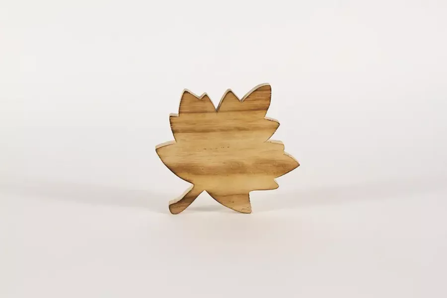 Preview: Herbstliches Ahornblatt aus Holz – natürliche Deko für Zuhause; gleich kaufen
