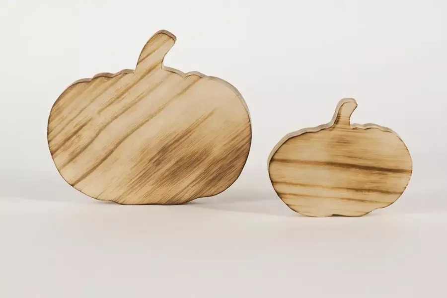 Preview: Geflammter Holz-Kürbis 15 cm – natürliche Herbstdeko für Tisch oder Regal; gleich entdecken