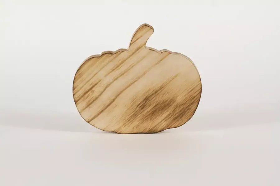 Preview: Kürbis aus Paulownia-Holz 10 cm – handgefertigte Deko für Fensterbank oder Tisch; jetzt sichern