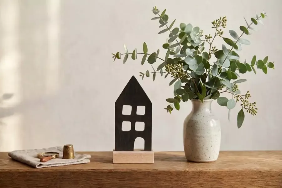 Minimalistisches Holzhaus Dekofigur schwarz mit Fensterdesign auf Holzsockel – stilvolle Dekoration entdecken