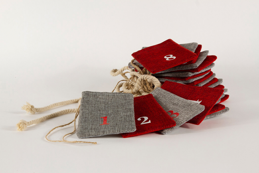 Adventskalender Textil rot grau mit 24 Beuteln zum Befüllen, 3,2 m lang