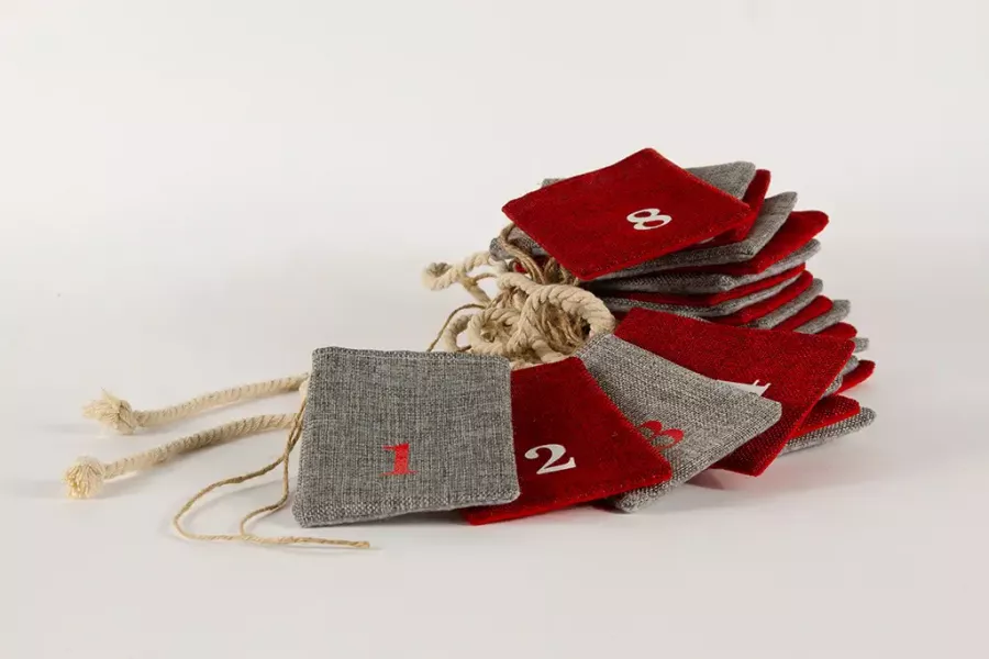 Preview: Adventskalender Textil rot grau mit 24 Beuteln zum Befüllen, 3,2 m lang